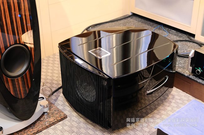 REL Acoustics No.32��Ş���������䣬����|�еİl��������